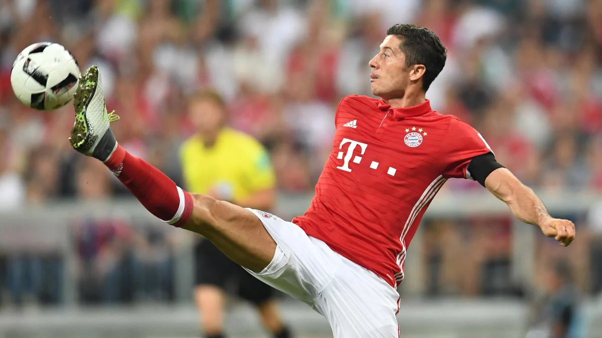 Robert Lewandowski: Dari Sepak Bola Hingga Dunia Otomotif