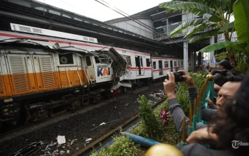 Sisi Gelap Perlintasan KA Bulak Kapal Bekasi: Jaga Nyawa, Setor Preman