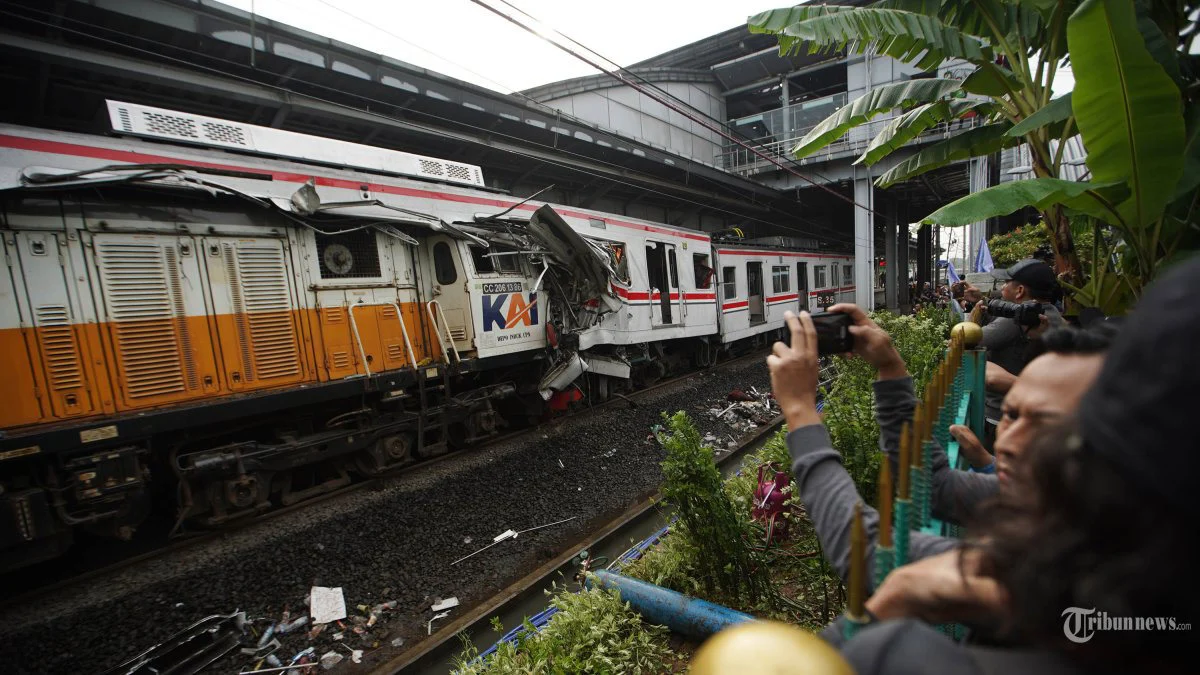 Sisi Gelap Perlintasan KA Bulak Kapal Bekasi: Jaga Nyawa, Setor Preman