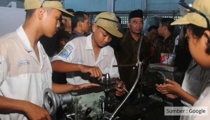 SMK 4 Tahun, Mahasiswa UNM, dan Kebijakan Baru: Mendorong Lulusan Siap Kerja hingga Pasar Global