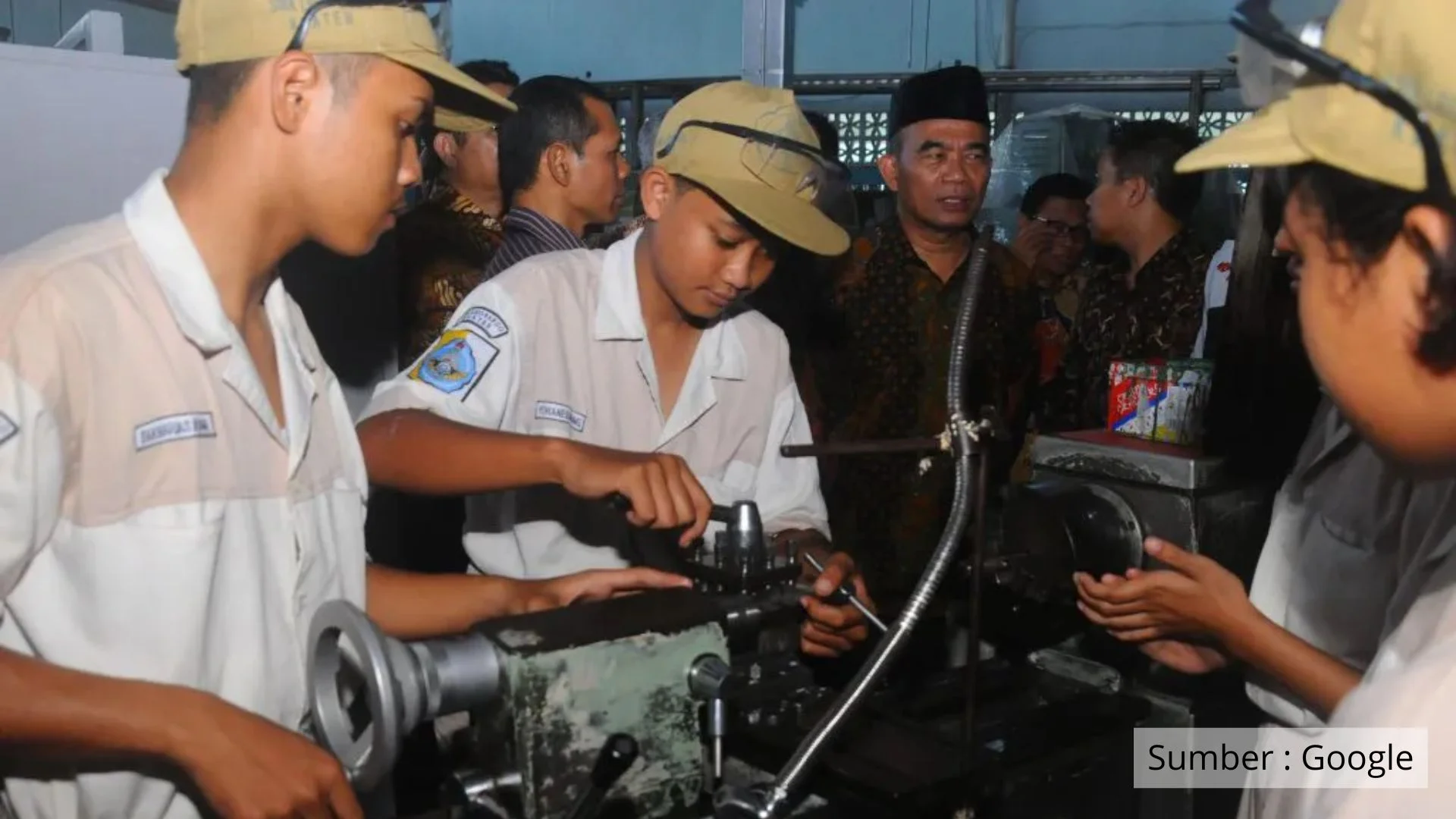 SMK 4 Tahun, Mahasiswa UNM, dan Kebijakan Baru: Mendorong Lulusan Siap Kerja hingga Pasar Global