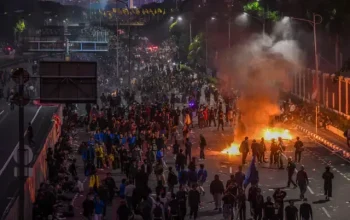 Aksi Demo Hari Ini di Jakarta dan Surabaya: Massa Suarakan Tuntutan