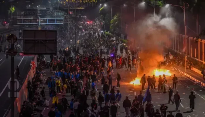 Aksi Demo Hari Ini di Jakarta dan Surabaya: Massa Suarakan Tuntutan