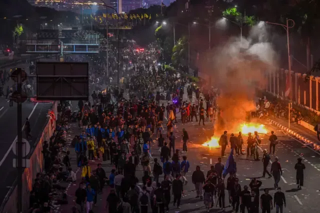 Aksi Demo Hari Ini di Jakarta dan Surabaya: Massa Suarakan Tuntutan