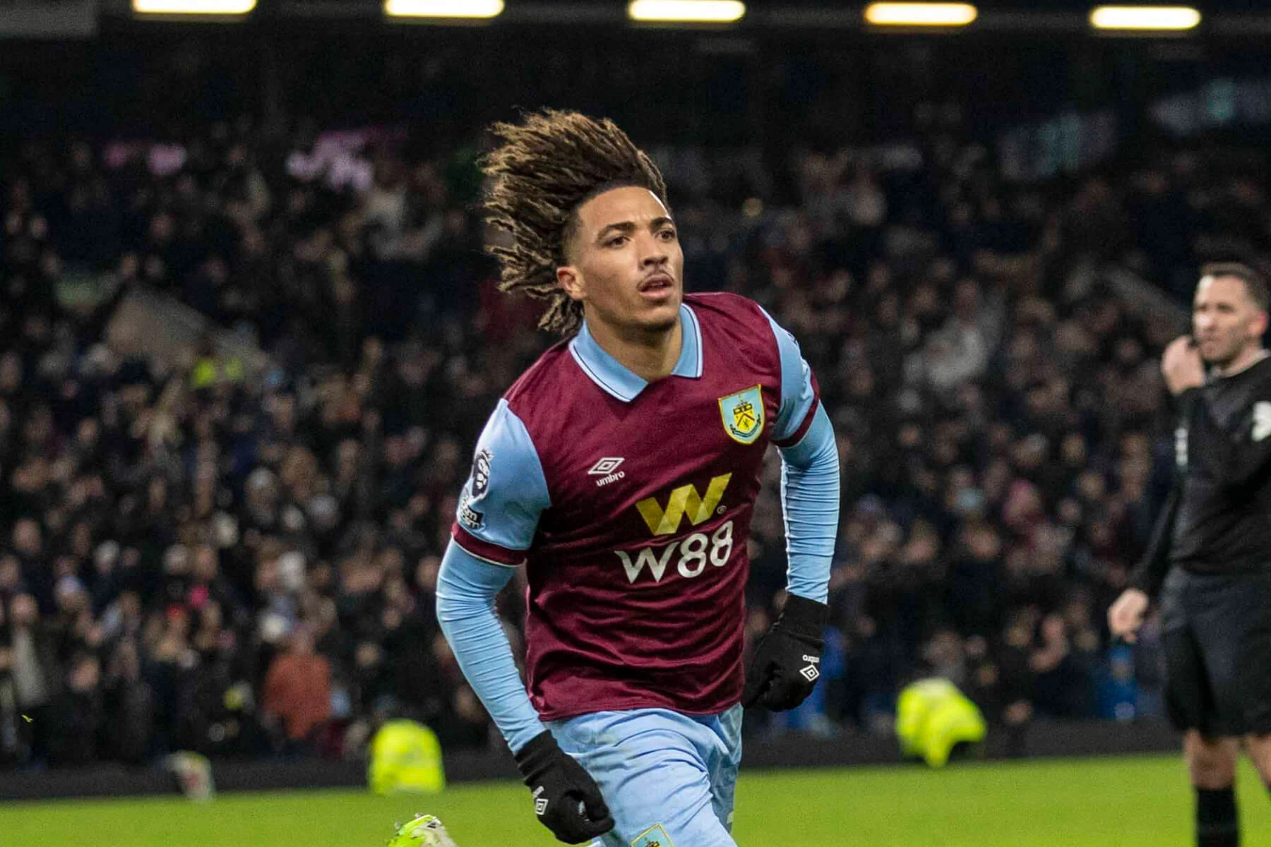 Fiorentina dan Bologna Incar Pemain Muda Burnley, Luca Koleosho