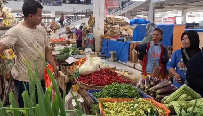 Harga Bahan Pokok Melonjak, Pedagang Pasar di Surabaya Mengeluhkan Kenaikan Harga