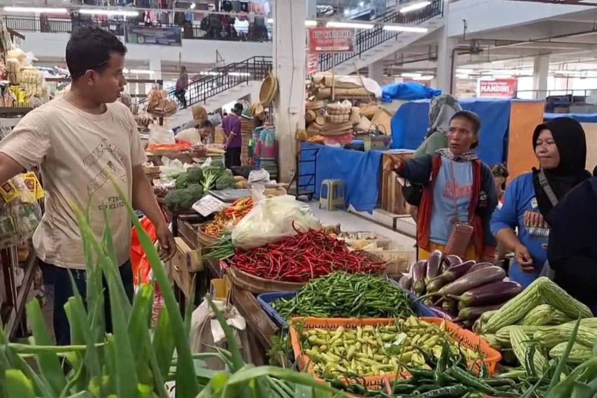 Harga Bahan Pokok Melonjak, Pedagang Pasar di Surabaya Mengeluhkan Kenaikan Harga