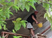 Kisah Risti Anak Buruh Bangunan Lolos UGM dan Kisah Sukses Petani Kangkung di Lombok