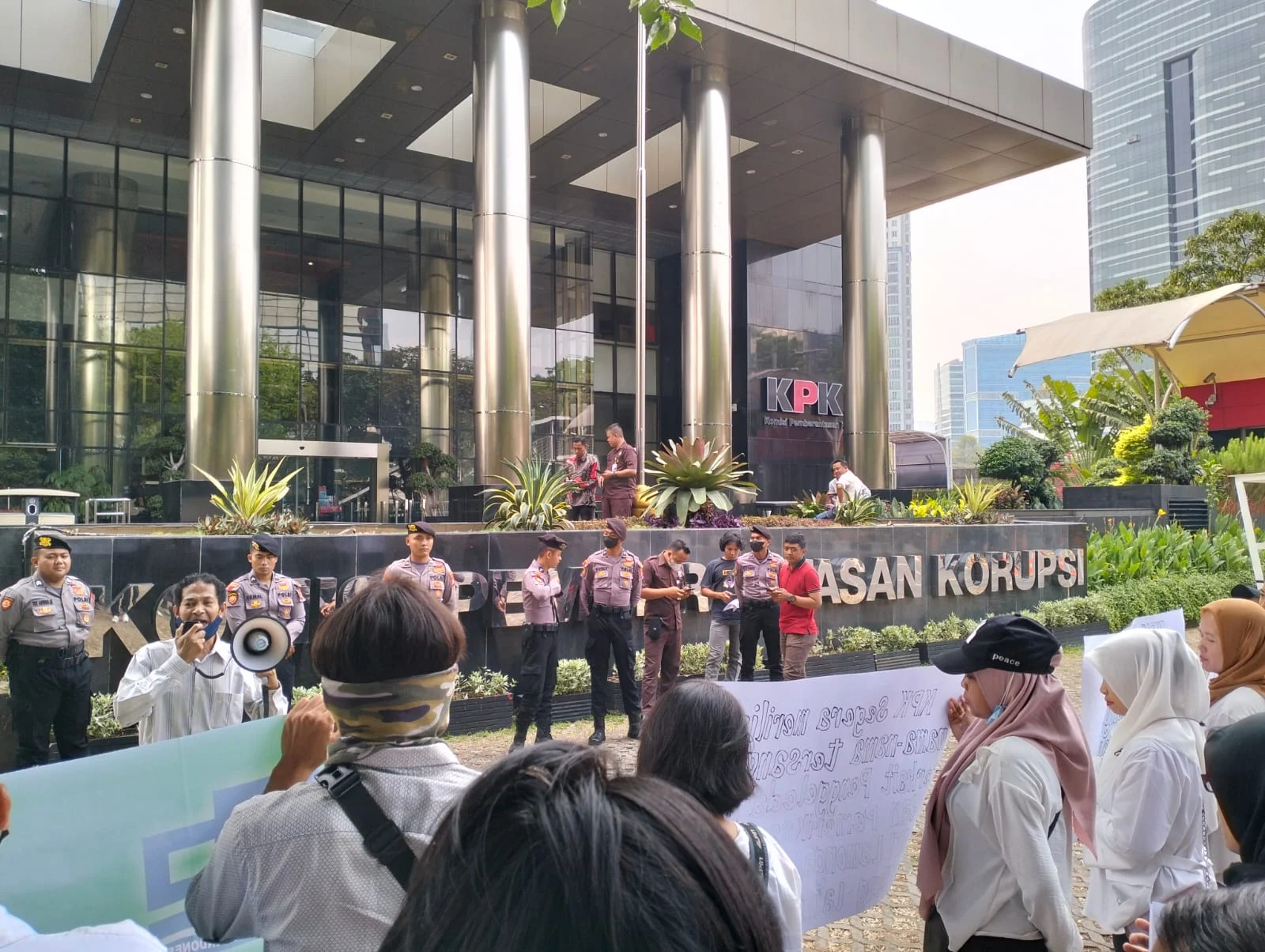 KPK Sibuk Menangani Kasus Korupsi, Mulai dari Proyek KA hingga Gedung Pemkab Lamongan