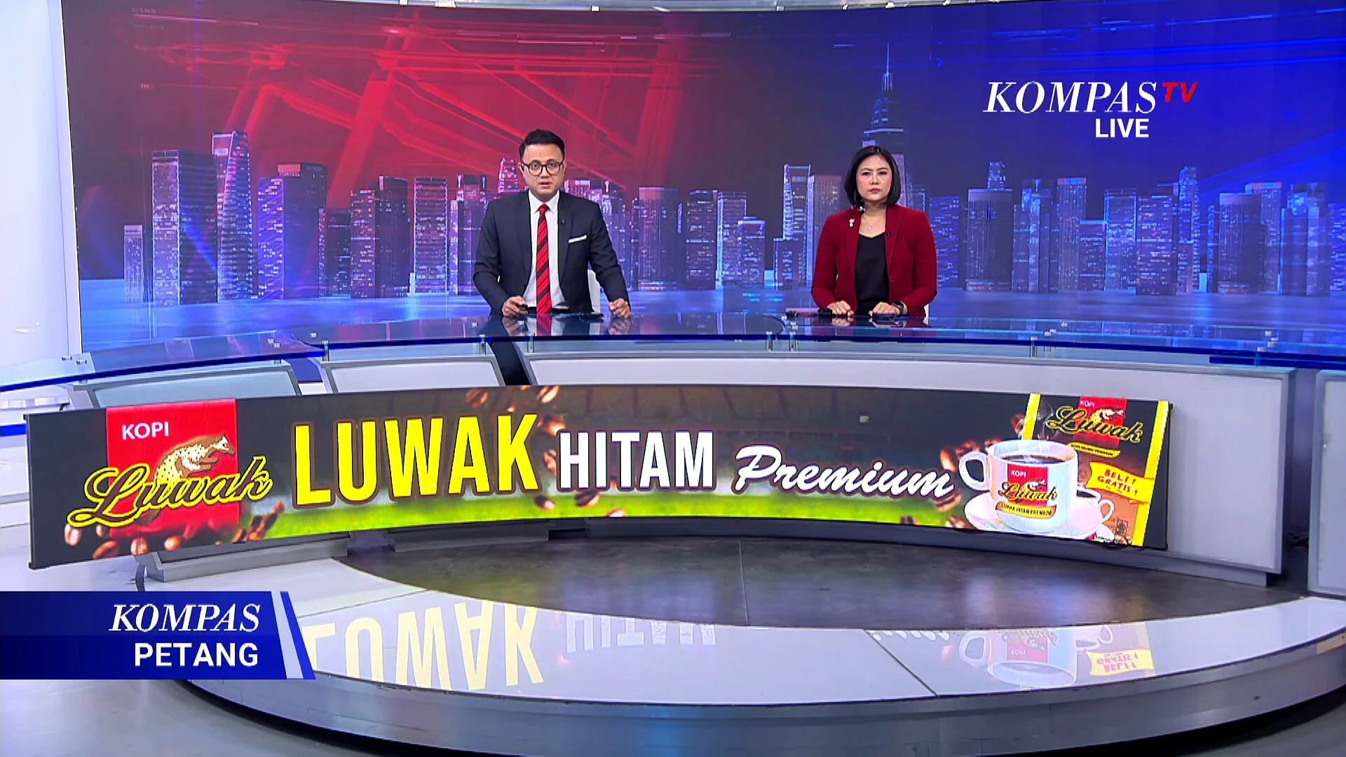 Momen Haru Perpisahan Jemaah Calon Haji di Asrama Haji Surabaya