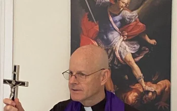Monsignor Stephen Rossetti Dicopot sebagai Eksorsis Setelah Klaim UFO Adalah 'Setan'