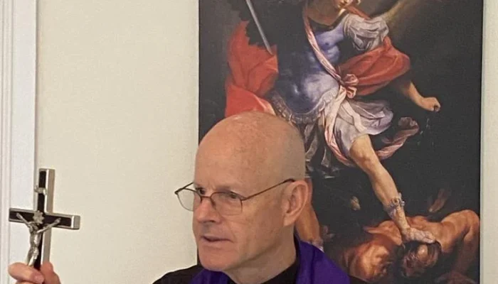 Monsignor Stephen Rossetti Dicopot sebagai Eksorsis Setelah Klaim UFO Adalah ‘Setan’