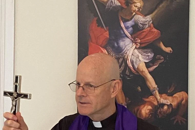 Monsignor Stephen Rossetti Dicopot sebagai Eksorsis Setelah Klaim UFO Adalah 'Setan'