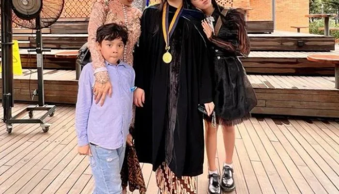 Mulan Jameela dan Ahmad Dhani Bangga dengan Kelulusan Putri Mereka, Shafeea