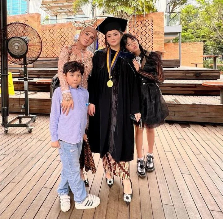 Mulan Jameela dan Ahmad Dhani Bangga dengan Kelulusan Putri Mereka, Shafeea