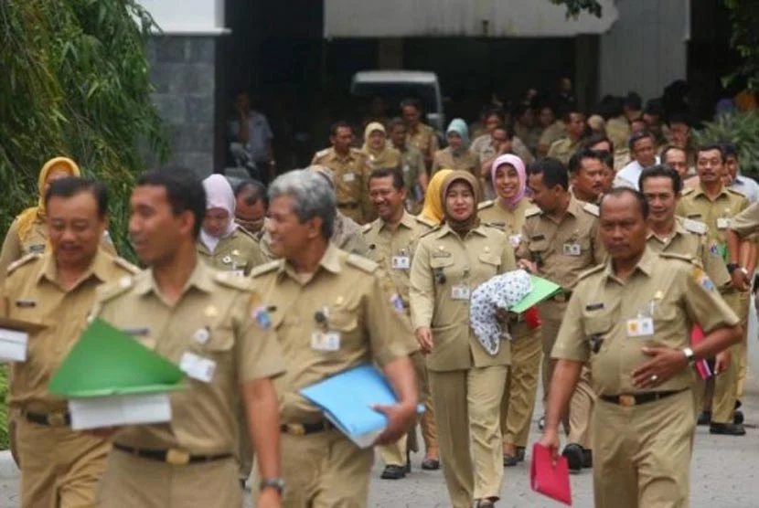Pegawai Negeri Sipil: Dua Kasus Mengerikan dan Seleksi Jabatan Terbuka