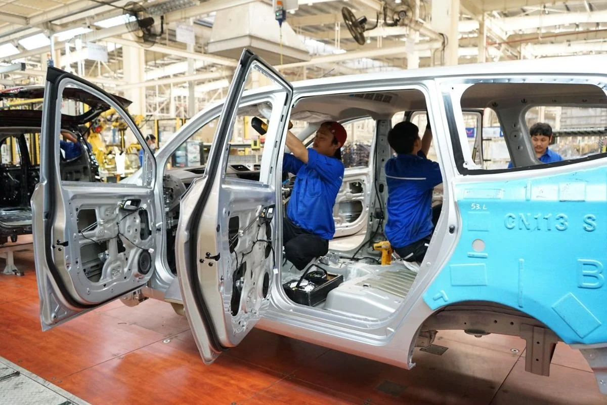 Perebutan Kekuasaan di Balik Kerajaan Ray-Ban dan Dampaknya pada Industri Otomotif