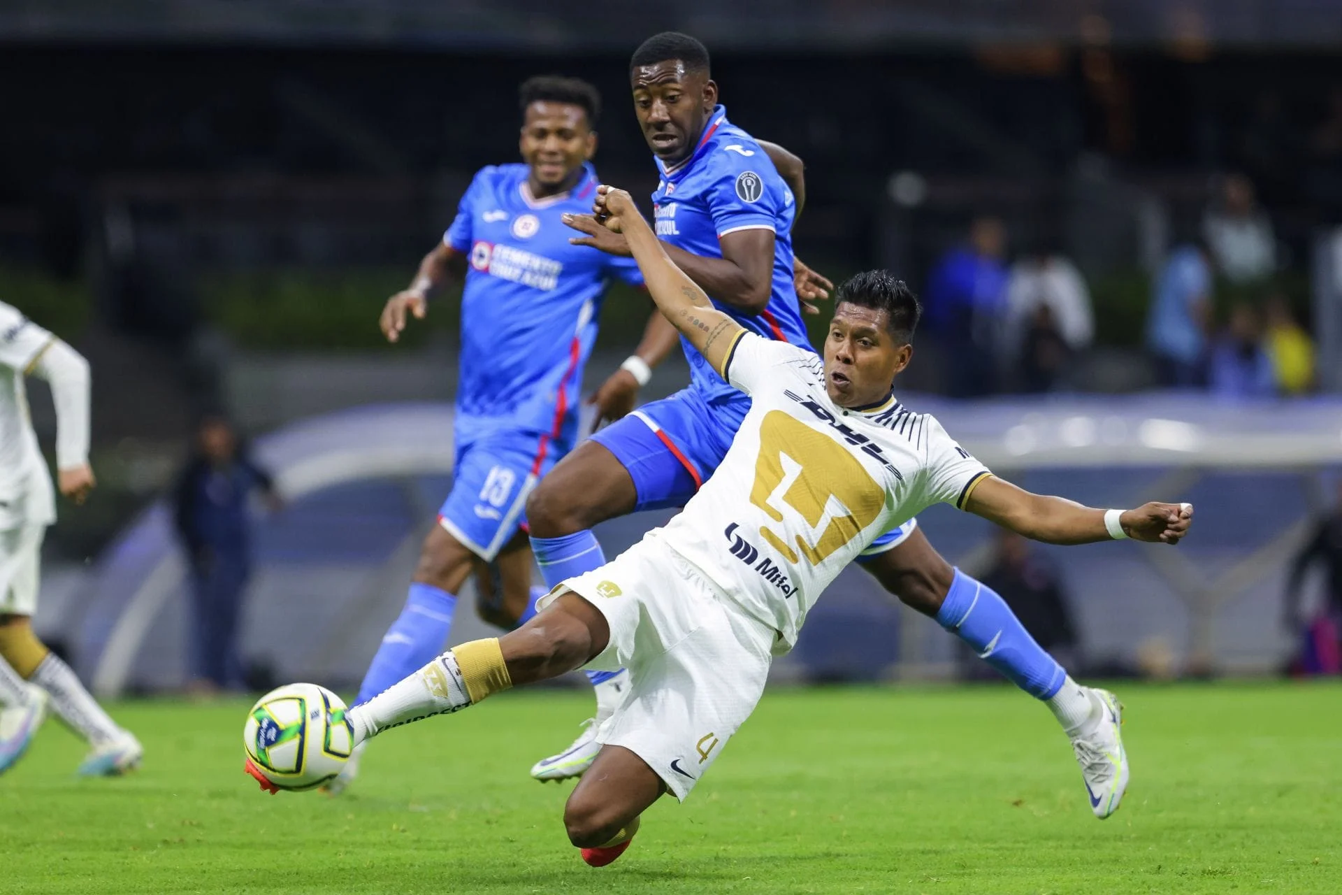 Pertarungan Sengit Cruz Azul vs Pumas UNAM: Dari Kemenangan hingga Pergantian Pelatih