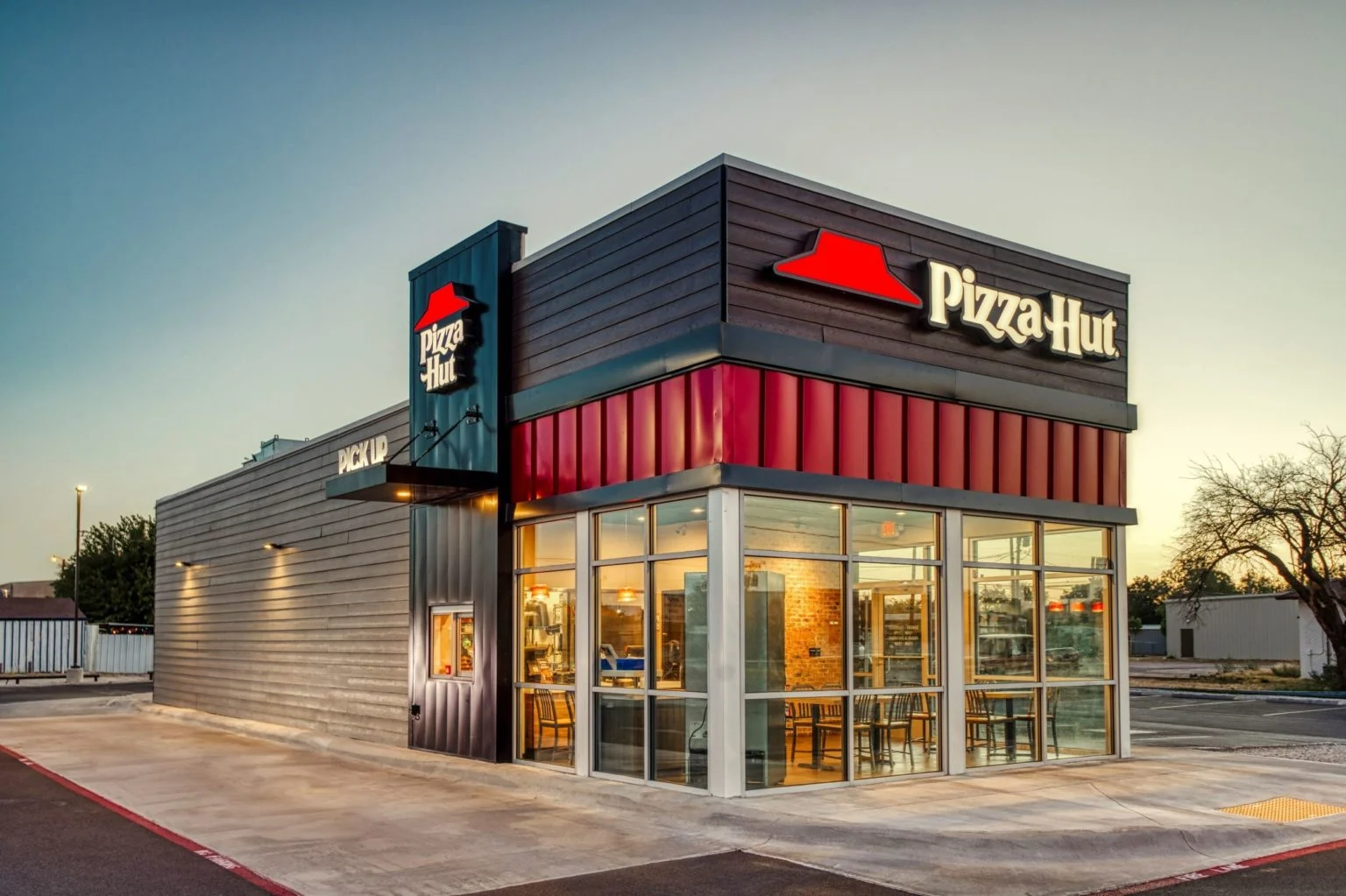 Pizza Hut Digantikan Five Guys di Manchester, Sementara Industri Minuman Mengalami Pertumbuhan