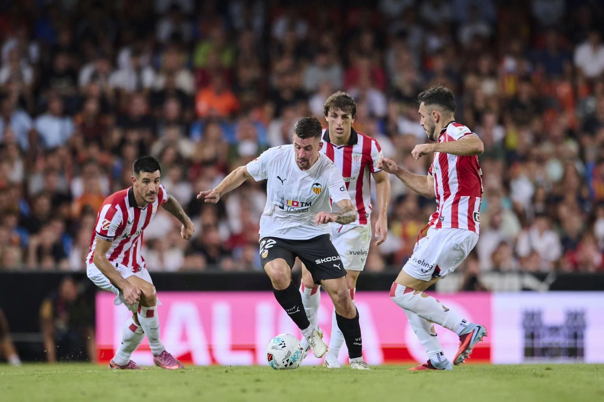 Raba dan Santamaría, Dua Pemain Valencia yang Harus Dicarikan Solusi