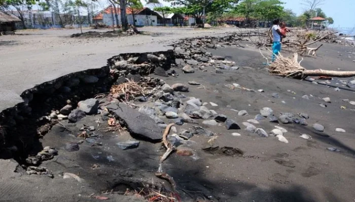 Rumah Tangga dalam Bahaya: Dari Erosi Pantai hingga Penemuan Jenazah Bayi