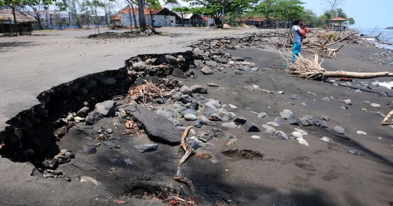 Rumah Tangga dalam Bahaya: Dari Erosi Pantai hingga Penemuan Jenazah Bayi