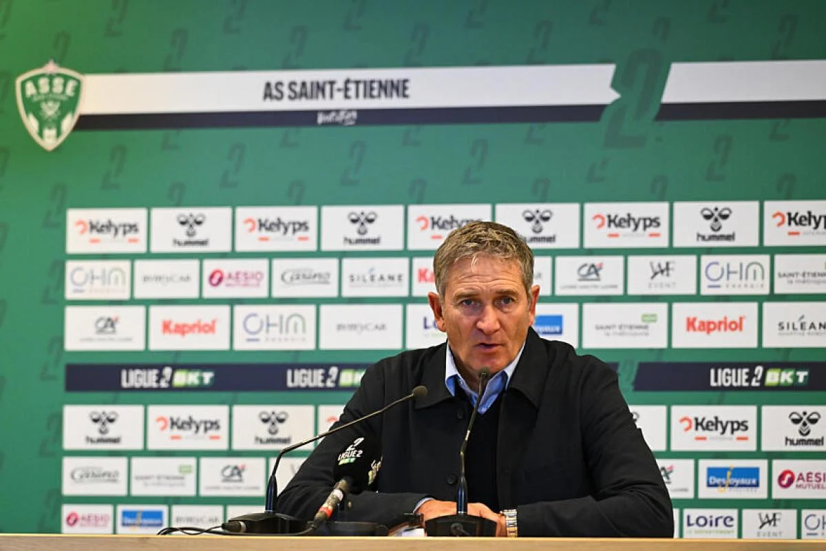 Saint-Etienne Gagal Promosi ke Ligue 1, Philippe Montanier Resmi Dicopot