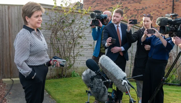 Skandal Keuangan SNP: Nicola Sturgeon Menghadapi Kritik Setelah Suaminya Diituduh Embezzlement