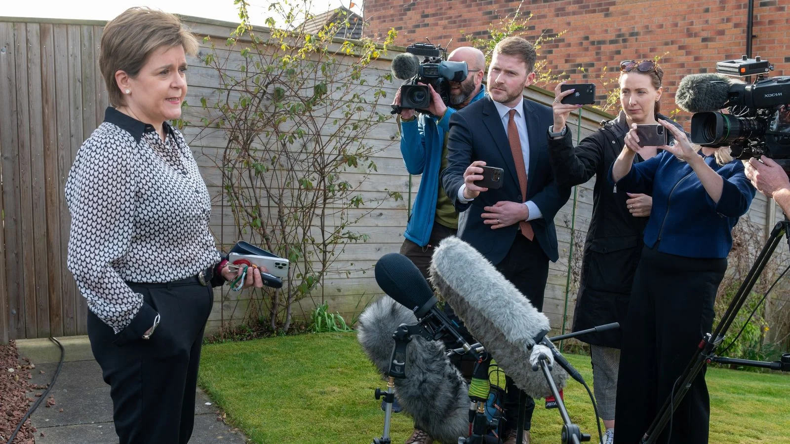 Skandal Keuangan SNP: Nicola Sturgeon Menghadapi Kritik Setelah Suaminya Diituduh Embezzlement