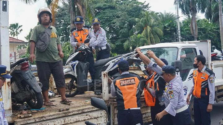 Suku Dinas Perhubungan Jakarta Timur dan Jakarta Selatan Lakukan Penertiban Parkir Liar