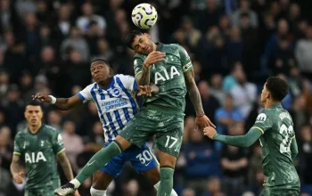 Van Hecke Memimpin Lini Belakang Brighton dengan Disiplin dan Tottenham Hotspur Menjadi Sorotan