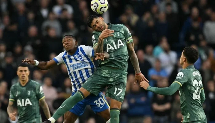 Van Hecke Memimpin Lini Belakang Brighton dengan Disiplin dan Tottenham Hotspur Menjadi Sorotan