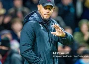 Vincent Kompany Menolak Spekulasi Pelatih Chelsea, Tottenham, atau Manchester City