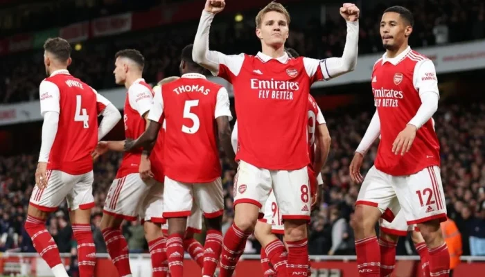 Arsenal F.C. Menghadapi Persaingan Ketat dalam Pencarian Pemain Midfield Baru