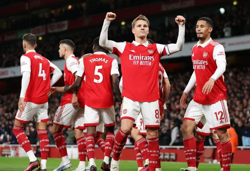 Arsenal F.C. Menghadapi Persaingan Ketat dalam Pencarian Pemain Midfield Baru