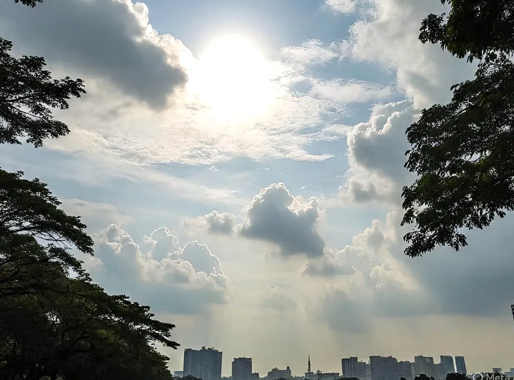 Cuaca Surabaya Didominasi Cerah Berawan, Suhu Siang Hari Capai 32 Derajat Celsius