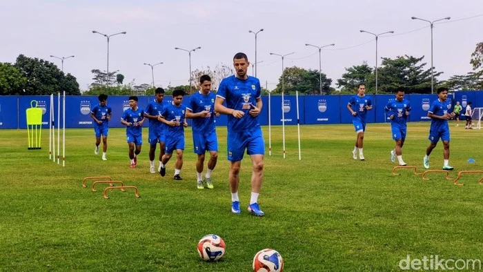 Era Baru Persib Dimulai: Igor Tolic Pimpin Latihan Perdana dengan Luka Menalo dan Pemain Baru Lainnya