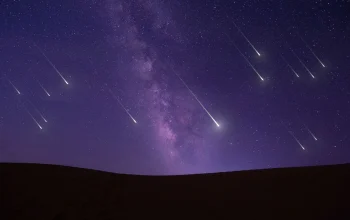 Fenomena Meteor Jatuh: Hujan Meteor Perseid dan Cahaya Zodiak Muncul di Langit