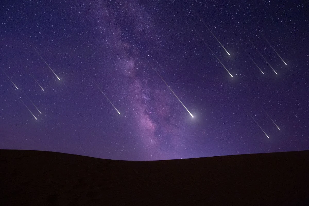Fenomena Meteor Jatuh: Hujan Meteor Perseid dan Cahaya Zodiak Muncul di Langit
