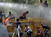 Hari Ini: Update Langsung Q1 Hasil Perusahaan dan Aksi Protes di Delhi