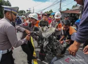 Jumat Penuh Gejolak: Bentrokan di DPRD Riau, Pencurian Modul BTS, dan Tabrakan Beruntun