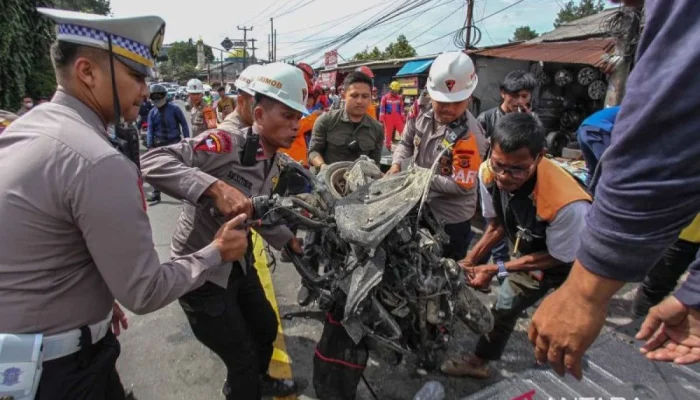 Jumat Penuh Gejolak: Bentrokan di DPRD Riau, Pencurian Modul BTS, dan Tabrakan Beruntun