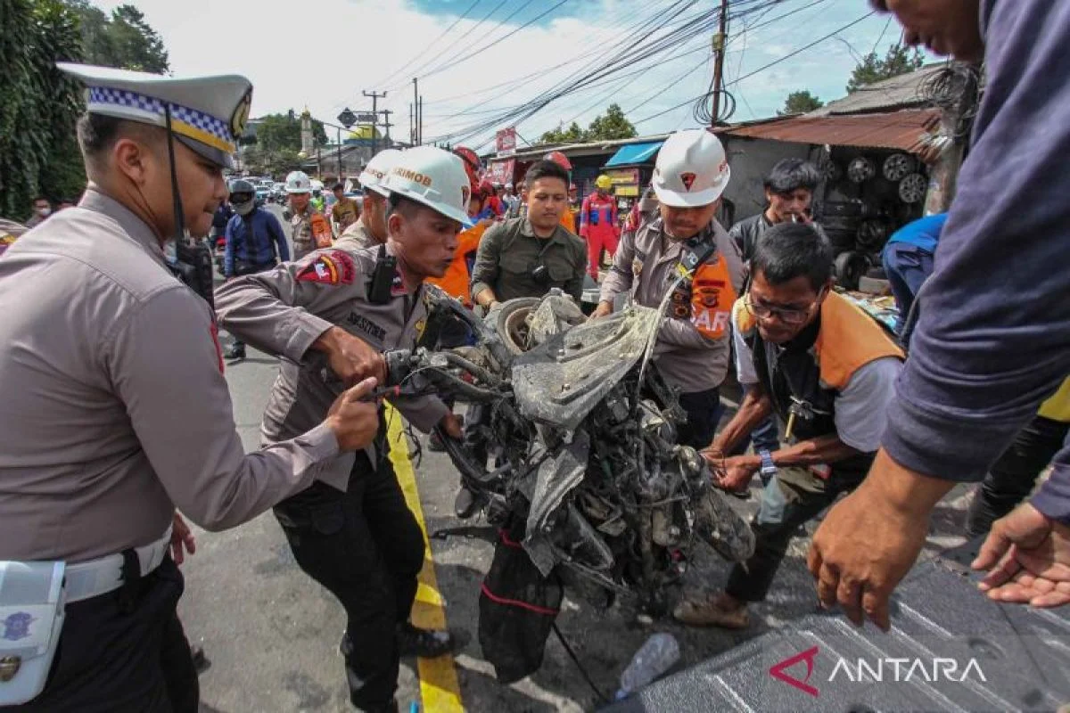 Jumat Penuh Gejolak: Bentrokan di DPRD Riau, Pencurian Modul BTS, dan Tabrakan Beruntun