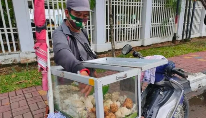 Kakek Penjual Pempek Keliling di Palembang Jadi Korban Pencurian, Warganet Berbondong-Bondong Donasi