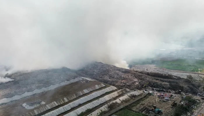 Kebakaran TPA Jatiwaringin: Kualitas Udara Berbahaya dan Evakuasi Warga