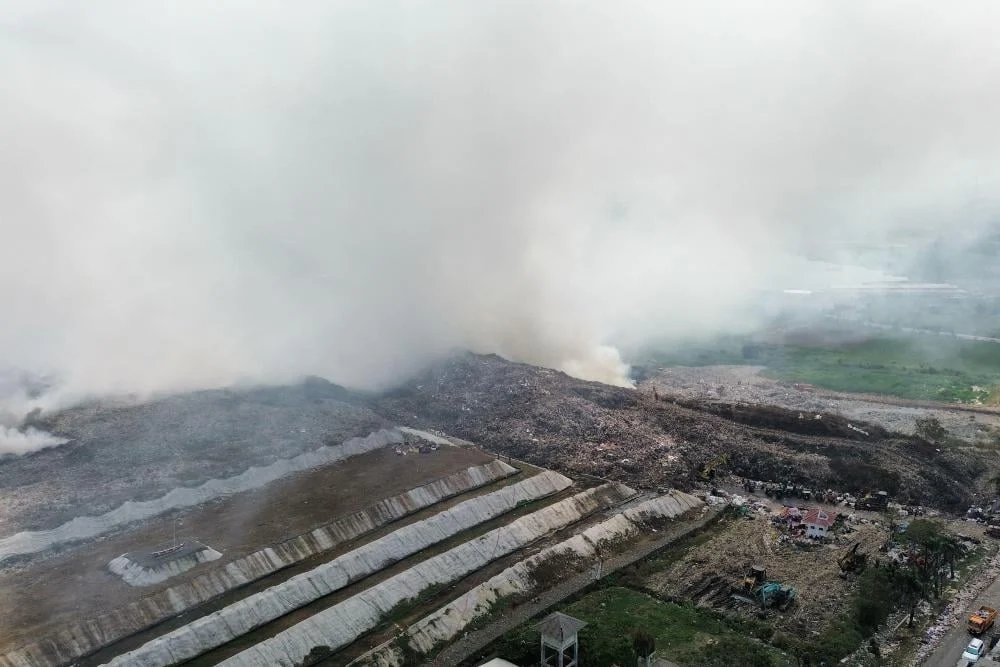Kebakaran TPA Jatiwaringin: Kualitas Udara Berbahaya dan Evakuasi Warga