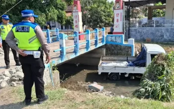 Kecelakaan di Brebes: Pikap Terjun ke Sungai Setelah Hindari Kendaraan Misterius