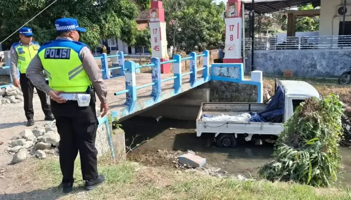 Kecelakaan di Brebes: Pikap Terjun ke Sungai Setelah Hindari Kendaraan Misterius