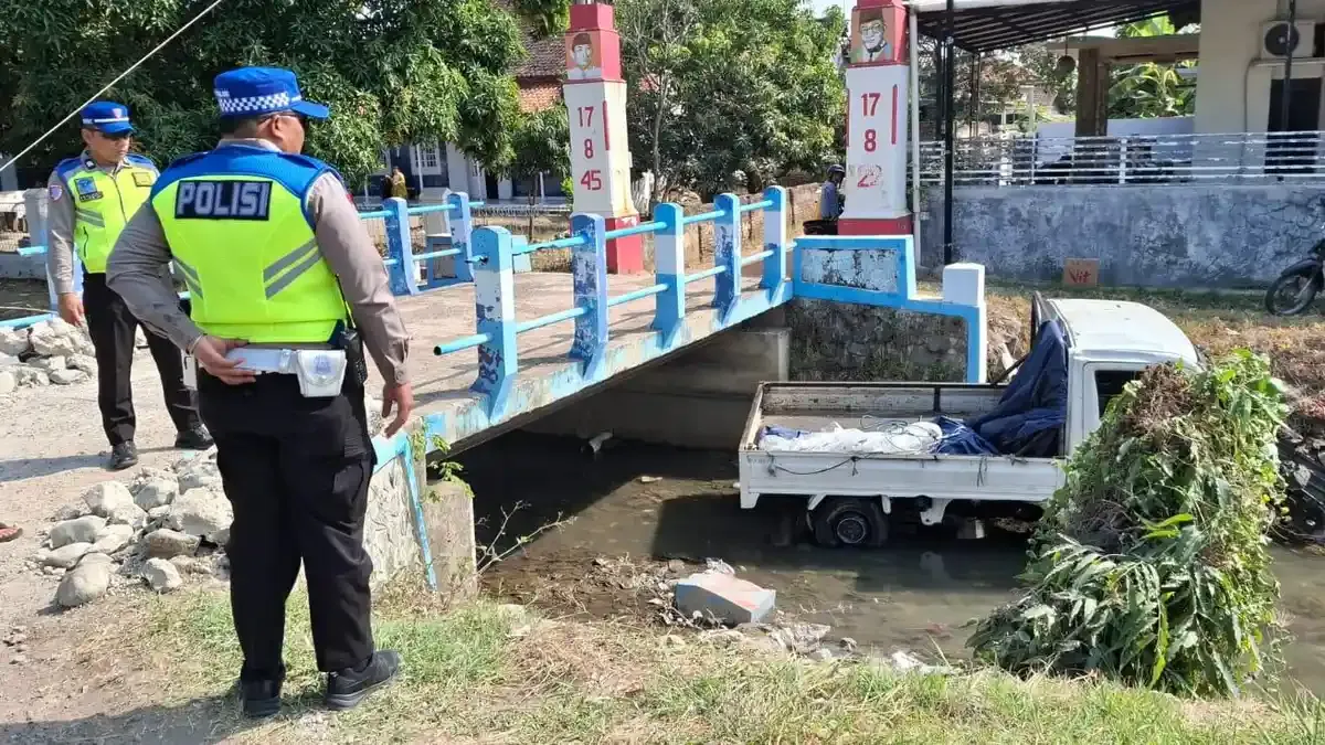 Kecelakaan di Brebes: Pikap Terjun ke Sungai Setelah Hindari Kendaraan Misterius