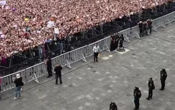 Konser BTS di Cile Terancam Batal, Ratusan ARMY Demo di Depan Istana Presiden